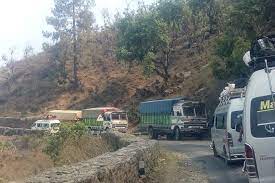 ट्याङ्कर फस्दा राजमार्ग अवरुद्ध